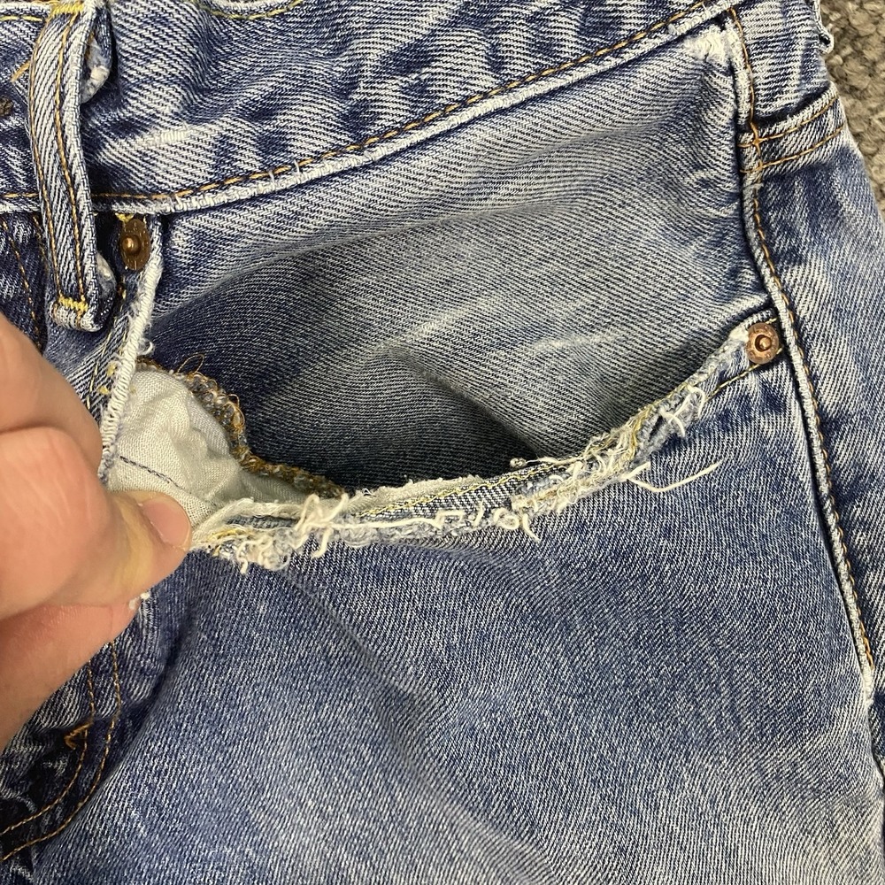 VTG Levis 560 Jeans‎ Mens 32x34 Blue Comfort Fit Tapered Leg distressed - Picture 3 of 16